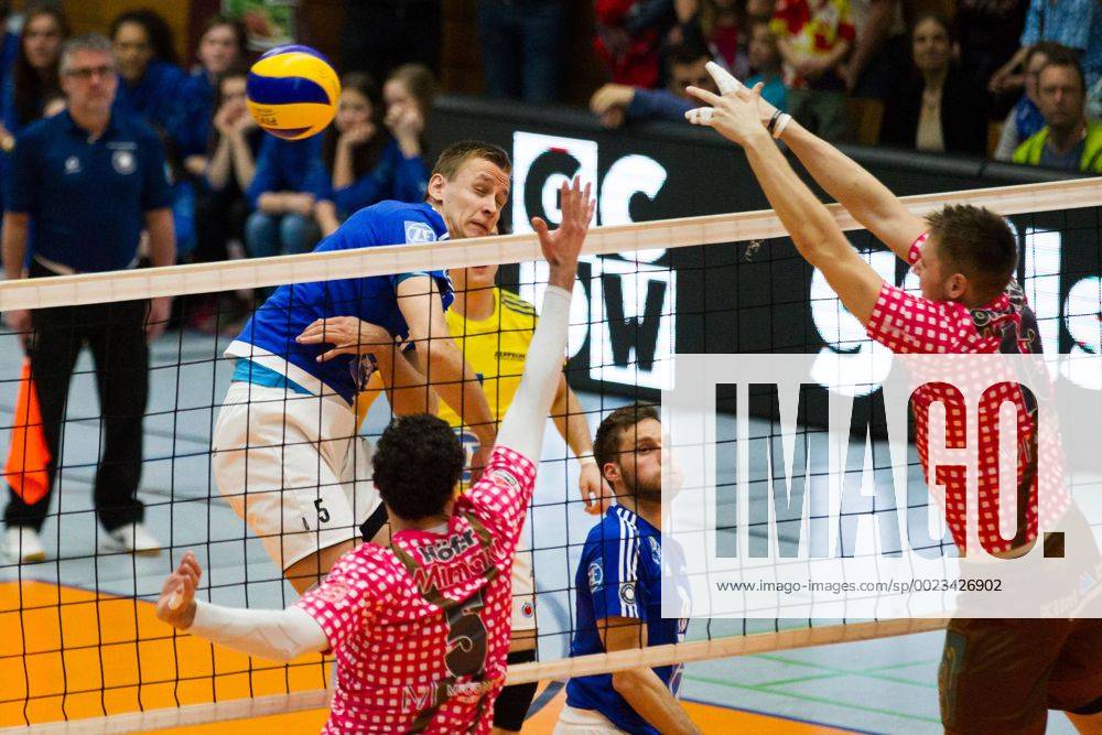Herrsching Alexey Nalobin ( 5, Friedrichshafen) scheitert am Block; Volleyball Bundesliga Herren Play-Off Viertelfinale, Nikolaushalle, Herrsching Germany, 20160331; Partie TSV Herrsching vs VfB Friedrichshafen;