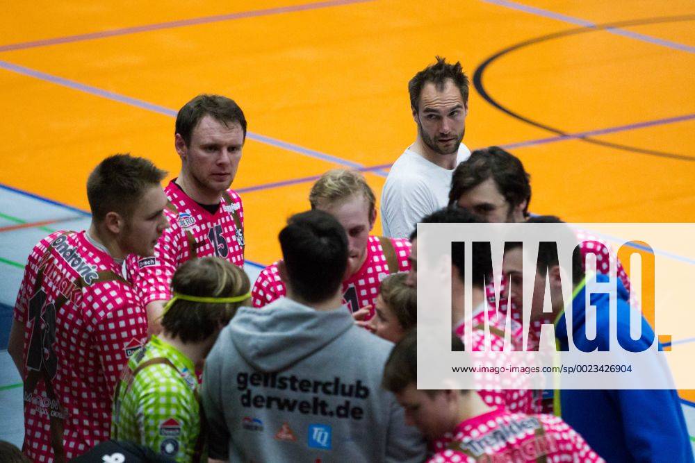 Herrsching Maximilian Hauser (Trainer Coach Herrsching) schaut zu seinem Team; Volleyball Bundesliga Herren Play-Off Viertelfinale, Nikolaushalle, Herrsching Germany, 20160331; Partie TSV Herrsching vs VfB Friedrichshafen;