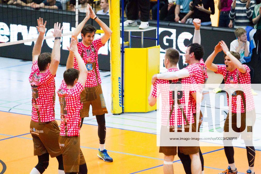 Herrsching Jubel Daniel Malescha (11 Herrsching) und Patrick Steuerwald (4 Herrsching) mit ihrem Team Tanz Tanzen; Volleyball Bundesliga Herren Play-Off Viertelfinale, Nikolaushalle, Herrsching Germany, 20160331; Partie TSV Herrsching vs VfB Friedrichshafen;