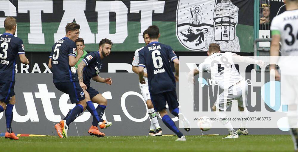 Mönchengladbach, Borussiapark, 03.04.16: Andre Hahn (Bor. Moenchengladbach) (R) schiesst das 2:0 Tor im Spiel der 1. Bundesliga zwischen Borussia Mönchengladbach vs. Hertha BSC Berlin in der Saison 2015 2016.