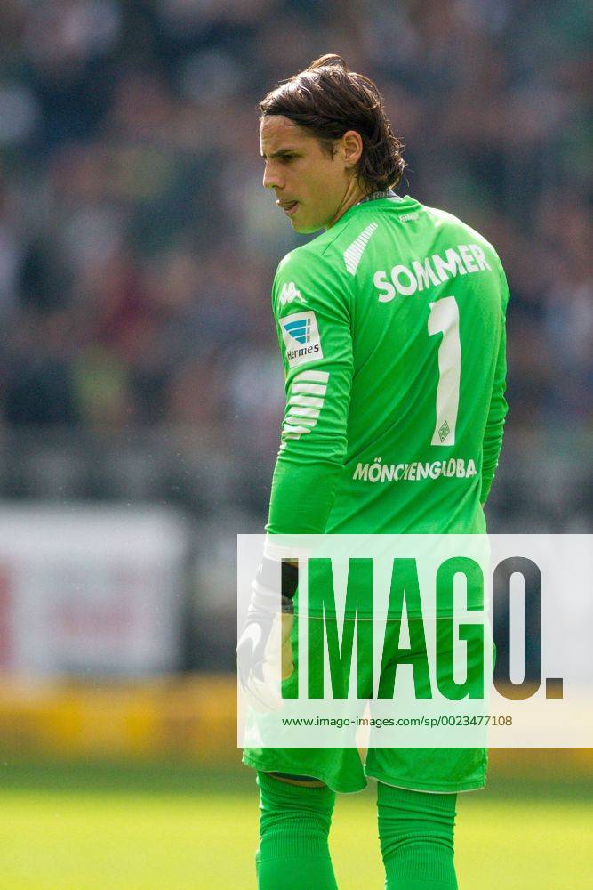 Moenchengladbach Torwart Yann Sommer (Borussia Moenchengladbach 1) beim Fussball Bundesligaspiel zwischen Borussia Moenchengladbach und Hertha BSC am 03.04.2016,