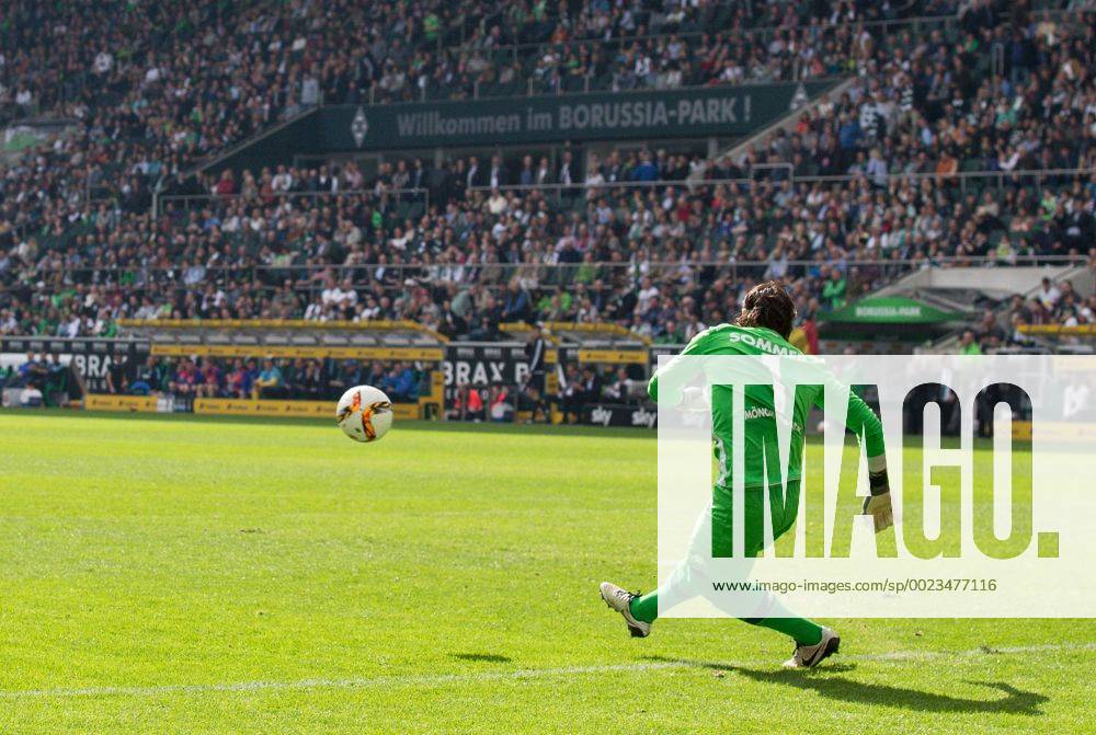 Moenchengladbach Torwart Yann Sommer (Borussia Moenchengladbach 1) bei einem Abschlag beim Fussball Bundesligaspiel zwischen Borussia Moenchengladbach und Hertha BSC am 03.04.2016,