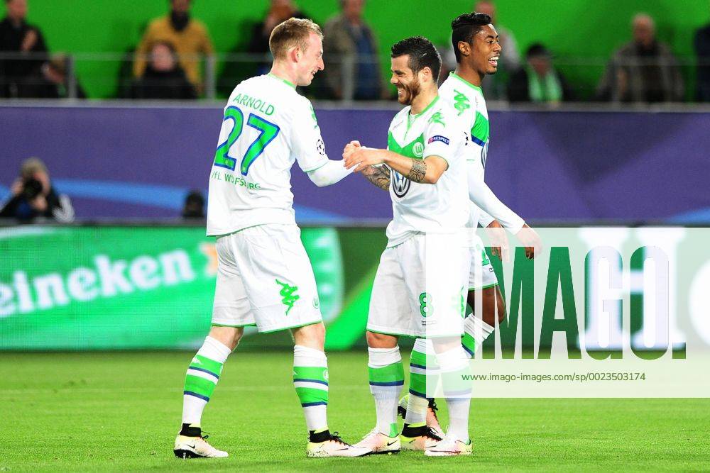 Fussball Champions League Viertelfinale VfL Wolfsburg - Real Madrid am 06.04.2016 in der Volkswagen Arena in Wolfsburg Jubel bei Maximilian Arnold ( Wolfsburg ) nach seinem Tor zum 2:0 mitte Vieirinha ( Wolfsburg )