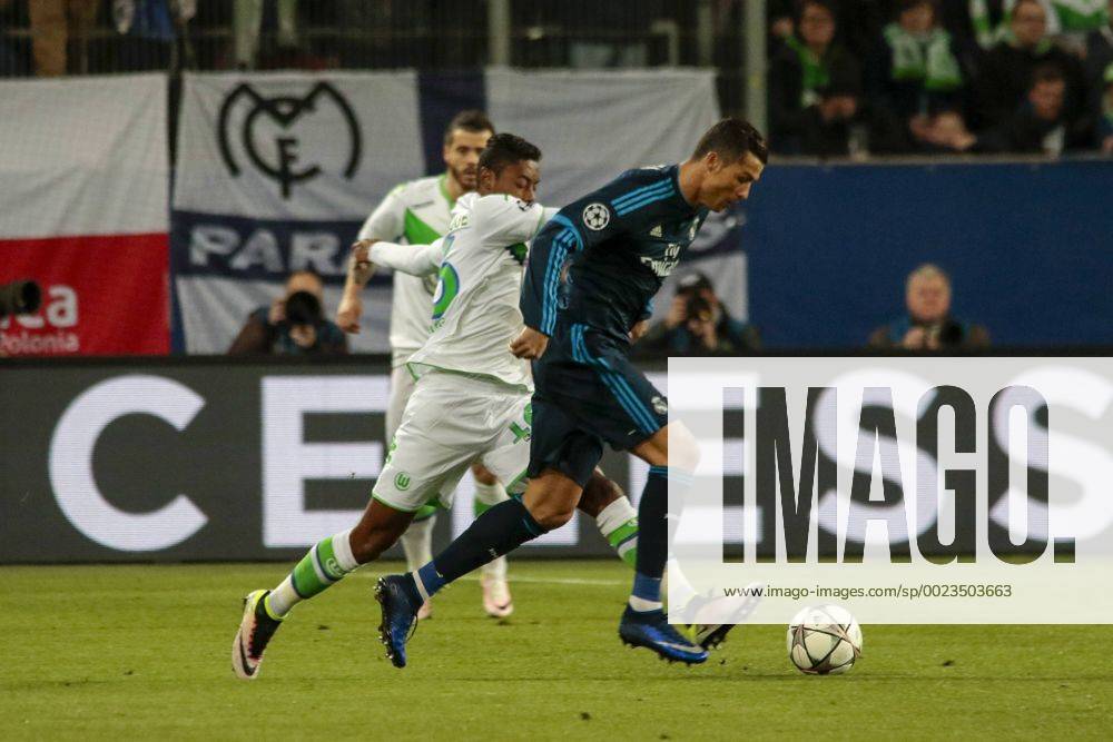 Fußball, UEFA Champions League, VfL Wolfsburg - Real Madrid CF; Andre Schürrle (Wolfsburg, 17) gegen Cristiano Ronaldo (Real Madrid) Zweikampf, Duell, duell, tackle, Tackling, Aktion, action.