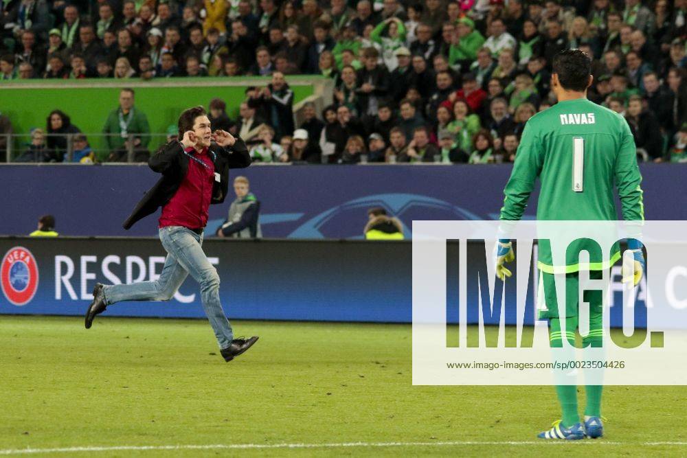 Fußball, UEFA Champions League, VfL Wolfsburg - Real Madrid CF; Flitzer und Keylor Navas.