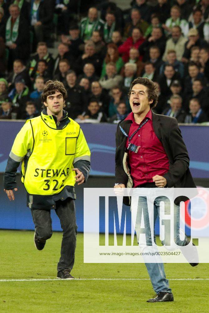 Fußball, UEFA Champions League, VfL Wolfsburg - Real Madrid CF; Flitzer und Ordner.