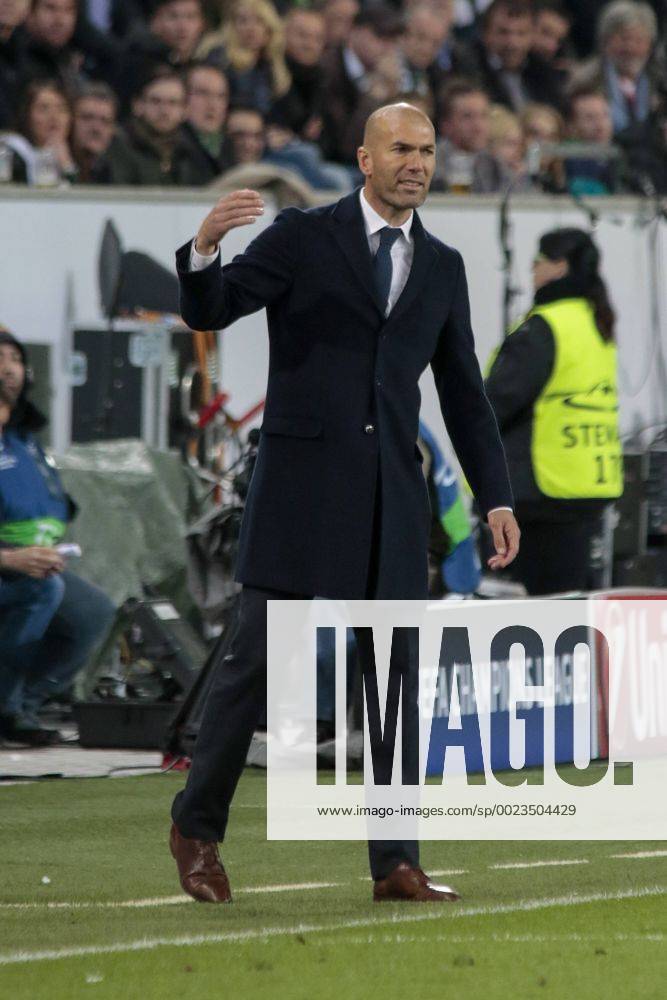 Fußball, UEFA Champions League, VfL Wolfsburg - Real Madrid CF; Zinedine Zidane (Trainer Real Madrid) Einzelbild enttäuscht, frustriert, niedergeschlagen Enttäuschung, Frust, disappointed.