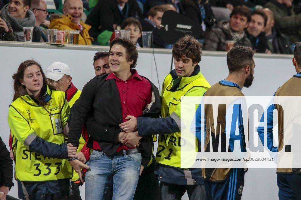 Fußball, UEFA Champions League, VfL Wolfsburg - Real Madrid CF; Flitzer und Ordner.