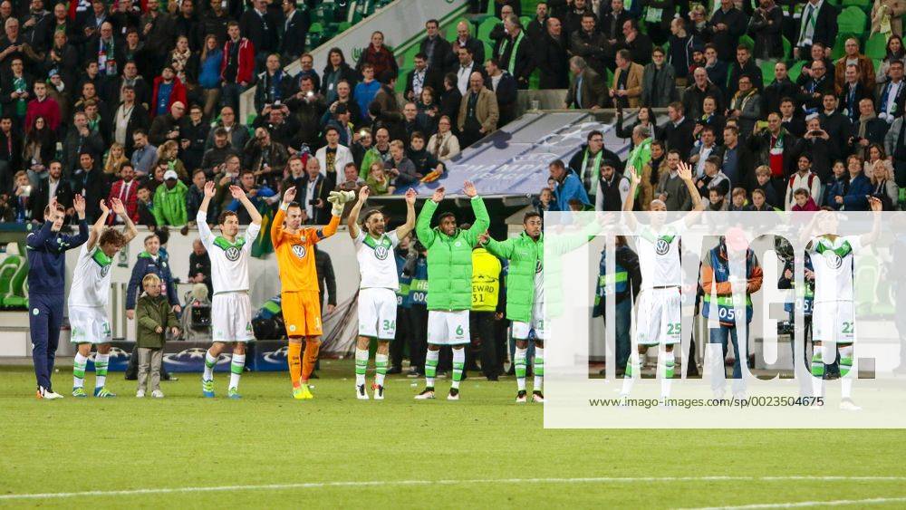 Fußball, UEFA Champions League, VfL Wolfsburg - Real Madrid CF; VfL Wolfsburg bedankt sich bei Fans, Dank, bedanken, feiern.