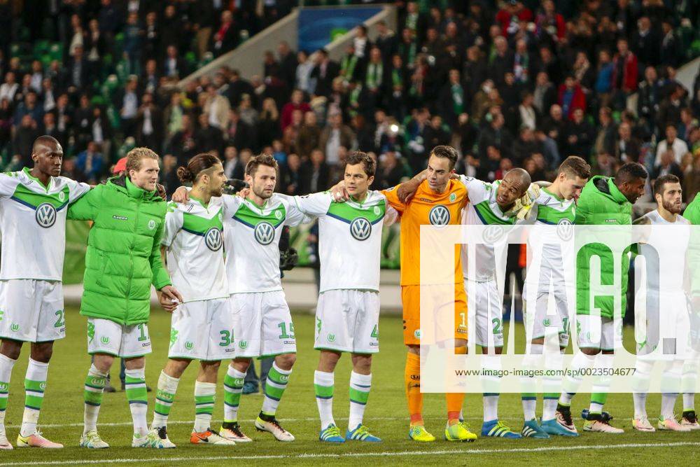 Fußball, UEFA Champions League, VfL Wolfsburg - Real Madrid CF; VfL Wolfsburg Jubel nach dem Spiel, Jubel über den Sieg, Freude, Emotion, Jubel bedankt sich bei Fans, Dank, bedanken, feiern.