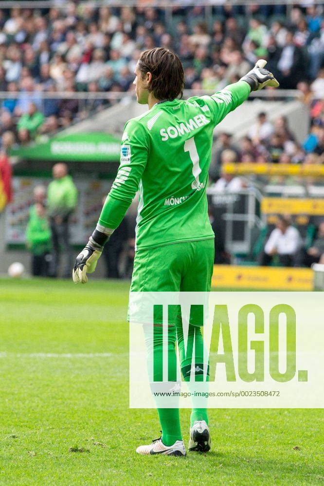 Moenchengladbach Torwart Yann Sommer (Borussia Moenchengladbach 1) gibt Anweisungen beim Fussball Bundesligaspiel zwischen Borussia Moenchengladbach und Hertha BSC am 03.04.2016,
