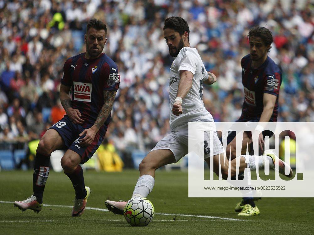 Football match between Real Madrid and Eibar SD of the 2015 2016 Spanish League, held at the Santiago Bernabeu stadium, in Madrid April 9, 2016. Photo by J.Cuesta 261 . Isco LuisxCuestax xx