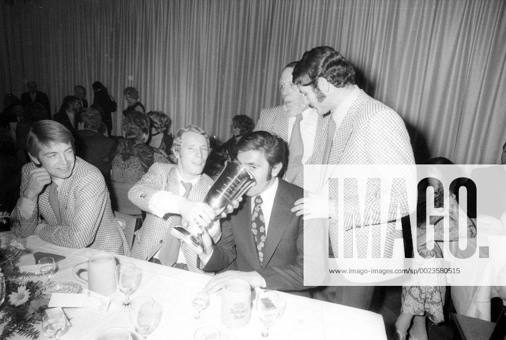Sportler des Jahres Wahl 1971 in Baden Baden, Borussia Mönchengladbach, Mannschaft des Jahres 1971, feiert mit dem weltbesten Sportler 1971, Eddy Merckx (Belgien), v.li.: Hartwig Bleidick, Berti Vogts, Ludwig -Luggi- Müller