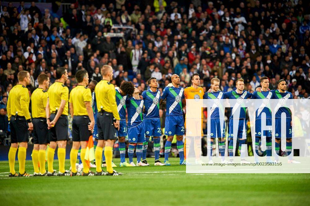 Die Spieler des VfL Wolfsburg bei der Schweigeminute zum Gedenken an Fallecio De Felipe, der heute gestorben ist,