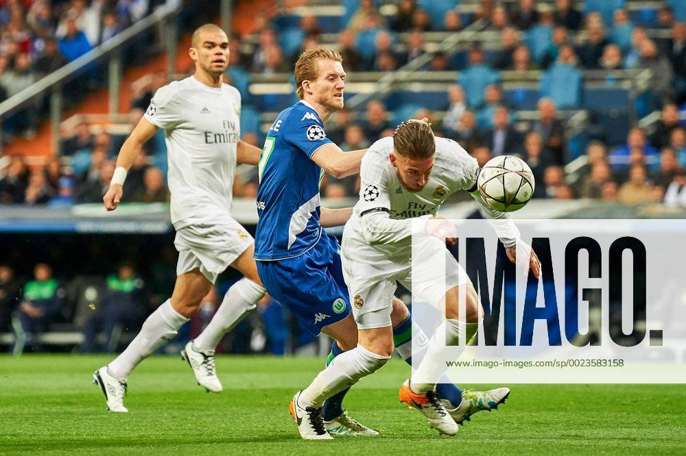 V.li.: Kepler Lima Pepe (Pepe, Real, 3), Andre Schürrle (Wolfsburg, 17), Sergio Ramos (Real, 4), Zweikampf, Duell, duel, tackle, Dynamik, Action, Aktion,