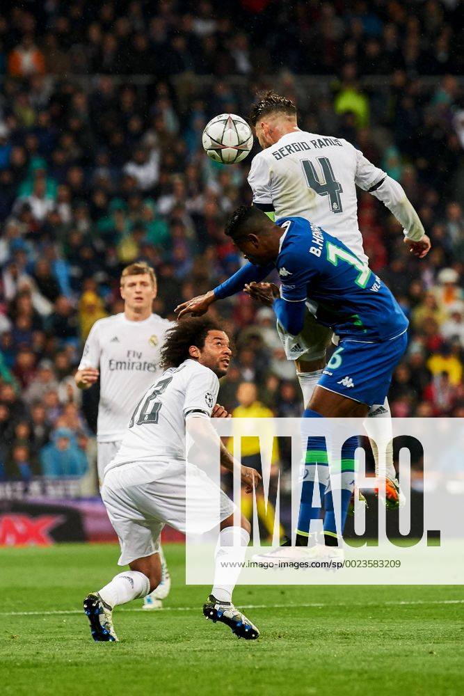 V.li.: Sergio Ramos (Real, 4) und Bruno Henrique (Wolfsburg, 16) beim Kopfball, header, Aktion, Action, Kopfballduell,