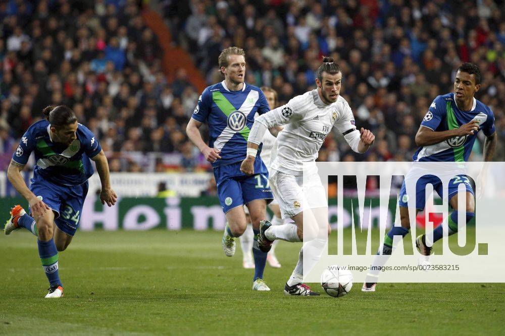 Real Madrid Welsh midfielder Gareth Bale (2R) and Wolfsburg midfielders Brazilian Luiz Gustavo (R) and German Andre Schurrle fight for the ball during a Champions League quarter final second leg match held at Santiago Bernabeu Stadium in Madrid, Spain, 12 April 2016. REAL MADRID VS WOLFSBURGO !ACHTUNG: NUR REDAKTIONELLE NUTZUNG! RMD011 20160412-635960931511554358