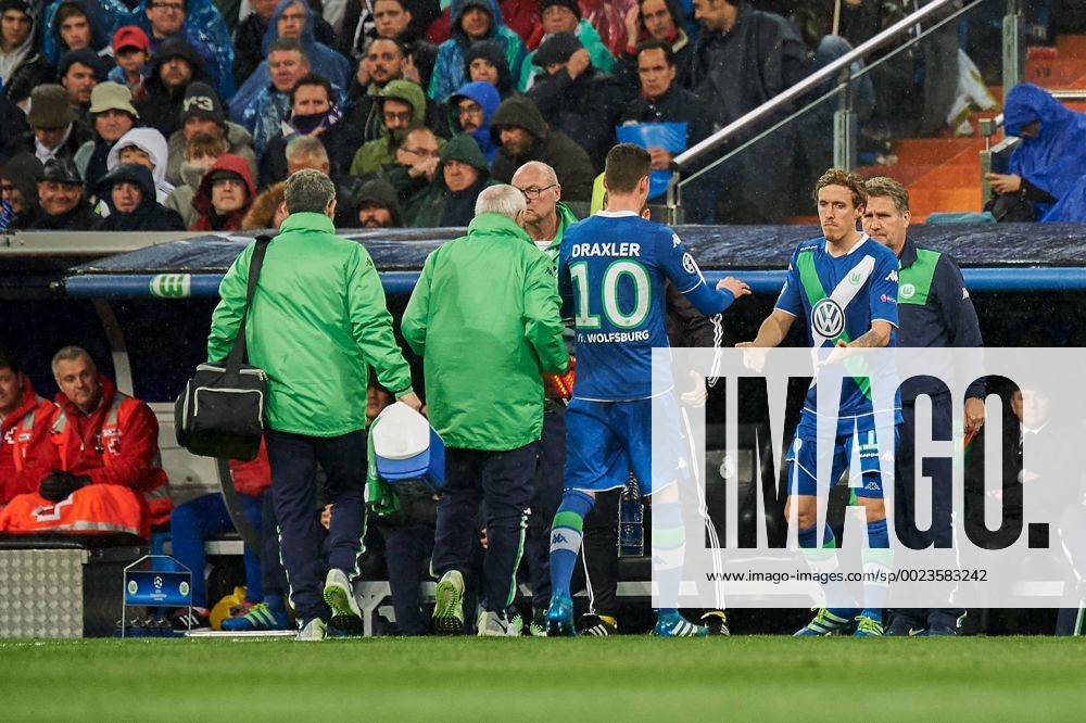 Julian Draxler (Wolfsburg, 10) muss verletzungsbedingt vom Platz, Max Kruse (Wolfsburg, 11) kommt dafür ins Spiel, Auswechslung,