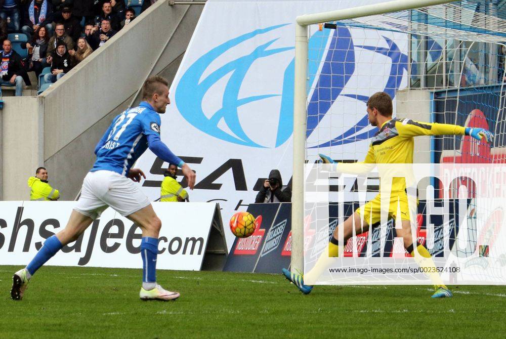 FC Hansa Rostock - VfB Stuttgart II Deutschland, Rostock, 16.04.2016, Fussball, 3.Liga, Saison 2015 2016, 34. Spieltag, FC Hansa Rostock - VfB Stuttgart II (2:0): v.l. Stephan Andrist (FC Hansa Rostock), Benjamin Uphoff (VfB Stuttgart II); Tor 1:0 Andrist.