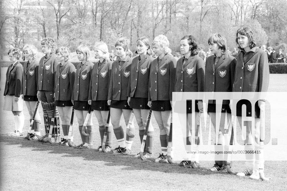 Mannschaftsvorstellung BR Deutschland, v.li.: Karin Heinz, Torhüterin Christel Behr, Dörte Wulf, Christine Reiter, Birgit Jensen, Margit Müller, Ulrike Huth, Steffi Drescher, Heidemarie -Heia- Klimpel Raabe, Carola Reinarz, Barbara Seiffert