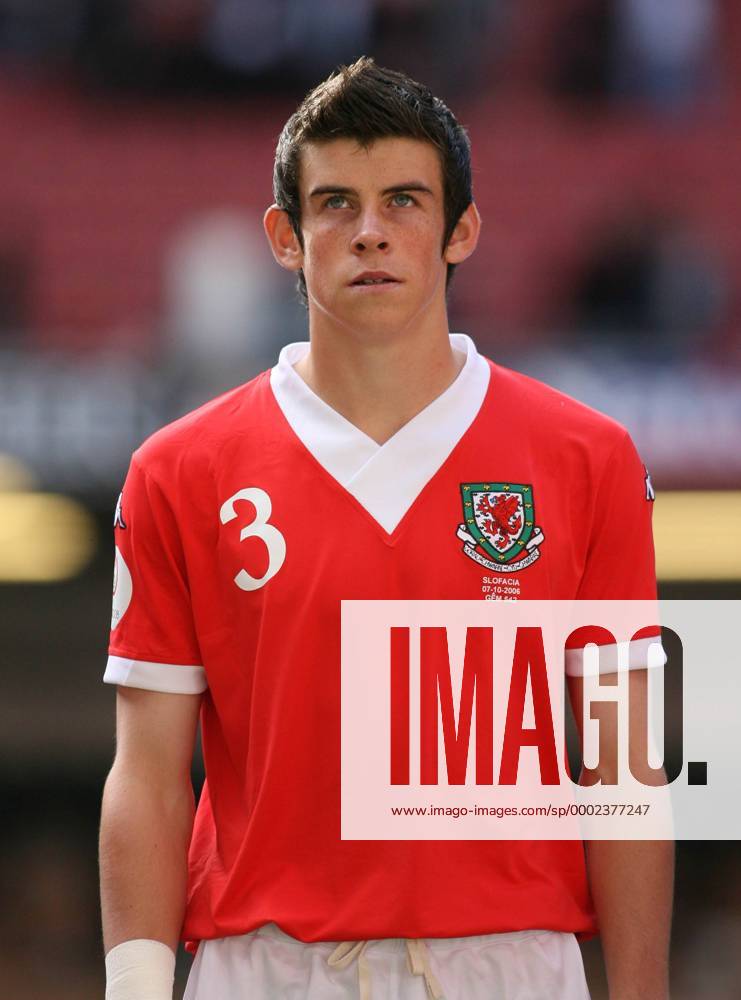 Gareth Bale (Wales) - Nationalhymne - . Fußball Länderspiel Herren EM Qualifikation 2006, Nationalteam, Nationaltrikot, Vdig Porträt Cardiff Fußball Länderspiel Herren EM Qualifikation 2006, Nationalteam, Nationaltrikot, Vdig Porträt Cardiff