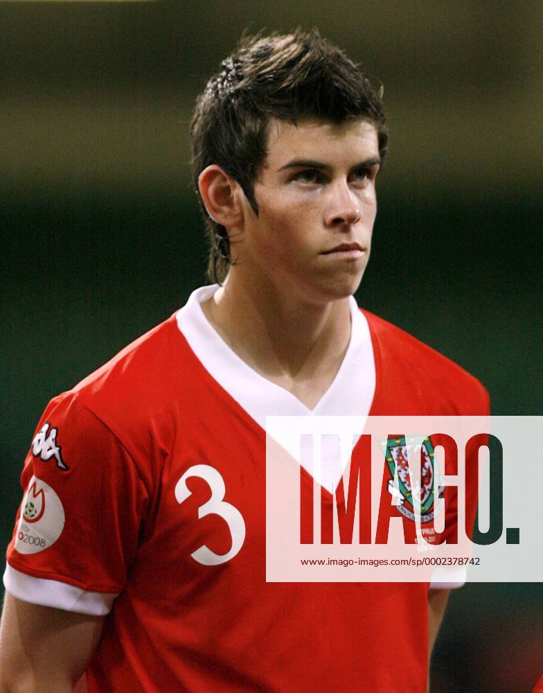 Gareth Bale (Wales) - Nationalhymne - . Fußball Länderspiel Herren EM Qualifikation 2006, Nationalteam, Nationaltrikot Porträt Cardiff Fußball Länderspiel Herren EM Qualifikation 2006, Nationalteam, Nationaltrikot Porträt Cardiff