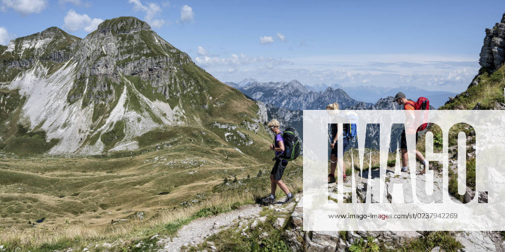 Man and women with backpack hiking towards Rifugio dal piaz on sunny day at Dolomites, Italy model released, Symbolfoto, ALRF02018