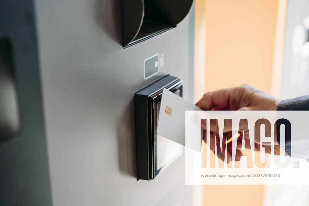 Hand of young businessman with credit card using ticket machine model released, Symbolfoto, EBBF07753