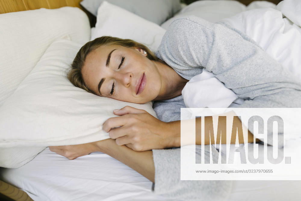 Woman sleeping in bed at home model released, Symbolfoto property released, TYF00714