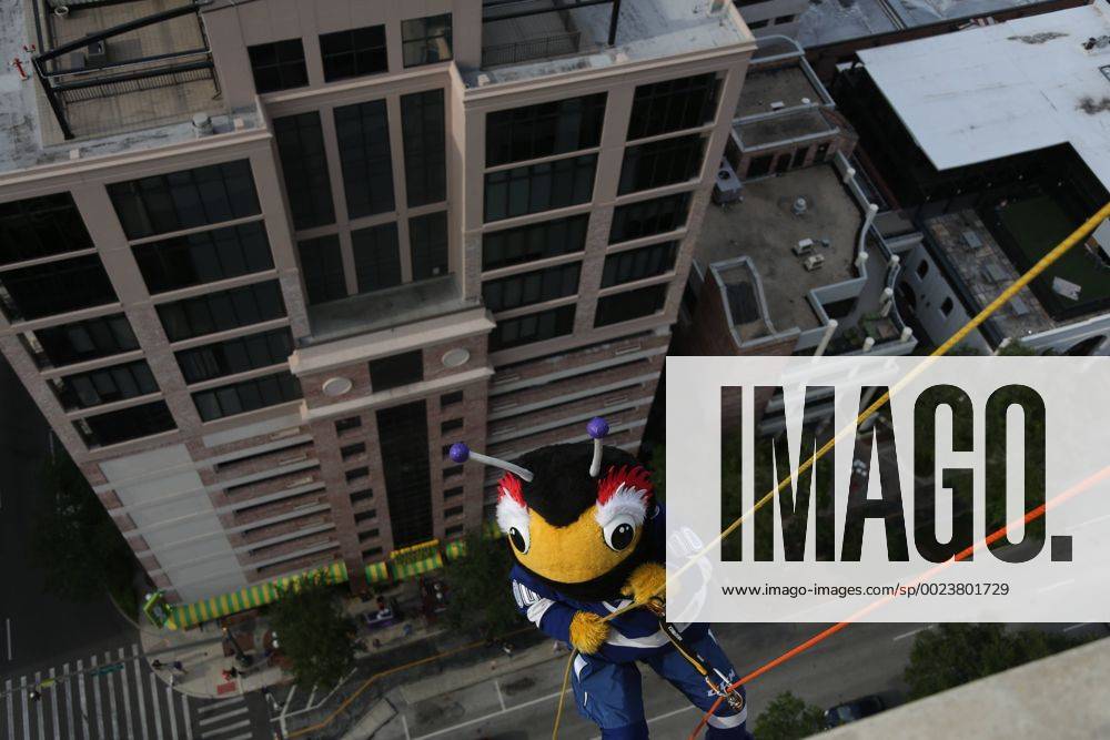 St. Petersburg, Florida, U.S. - EVE EDELHEIT Times.Thunderbug, the mascot of the Tampa Bay Lightning rappels down Priatek Plaza during the over the edge event, a fundraiser for Big Brothers Big Sisters of Tampa Bay at Priatek Plaza in St. Petersburg on Saturday, April 30, 2016. Participants were able to rappel down the building by raising at least$1,250 by Friday April 22, 2016 for Big Brothers Big Sisters of Tampa Bay. NHL Eishockey Herren USA Playoffs 2016 - Lightining 4:1 Islanders - ZUMAs70_