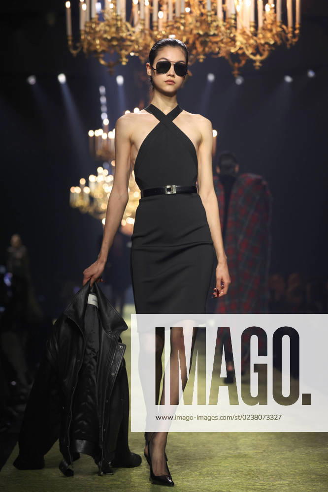 Bilder des Jahres 2023, Entertainment 02 Februar Entertainment Themen der Woche KW09 A model takes to the catwalk during Saint Laurent s show as part of the Fall-Winter 2024 Fashion Week presentations in Paris on Tuesday, February 28, 2023. PAR20230228111 MAYAxVIDON-WHITE