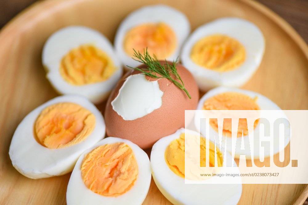 Eggs breakfast, fresh eggs menu food boiled eggs in a wooden plate decorated with leaves green dill background, cut in half egg yolks for cooking healthy eating; Eier breakfast, Frisch Eier Menü Lebensmittel aufgekocht Eier ÊIn einer hölzern Teller verziert mit verlässt Grün dill background, angeschnitten ÊIn halb Ei Eigelbe für Kochende gesund essender IST_23395_13897