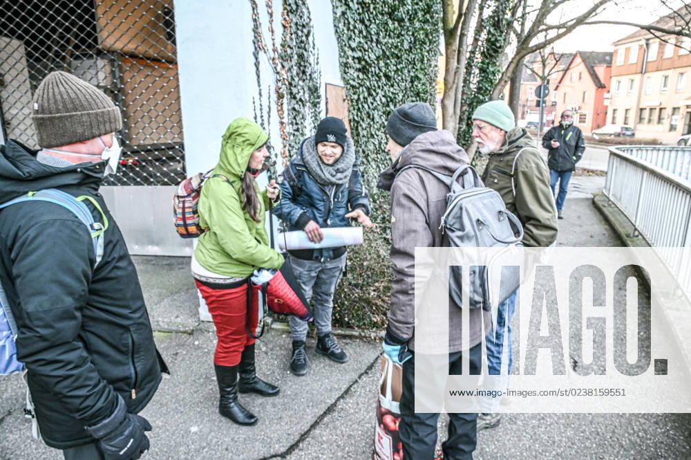 Straßenblockade der Â«Aufstand der letzten GenerationÂ» in Aale, 01.03.2023, Baden-Württemberg, Aalen: Fünf Klimaaktivisten der Gruppe Â«Aufstand der letzten GenerationÂ» blockieren die Gartenstraße Kreuzung Friedrichstraße in Aalen. Die Gruppe Â«Aufstand der letzten GenerationÂ» blockiert seit Monaten deutschlandweit immer wieder Straßen und Autobahnen. So auch das dritte Mal im Ostalbkreis. Foto: onw-images Marius Bulling Aalen Baden-Württemberg Deutschland Aalen