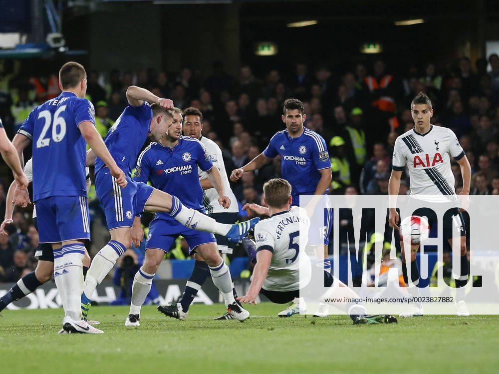 Chelsea s Gary Cahill scoring his sides opening goal during the Barclays Premier League match at Stamford Bridge Stadium. Photo credit should read: David Klein Sportimage .