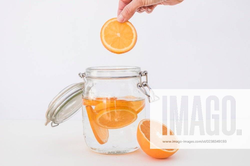 Crop person making infused water; Kulturpflanze person machend infused Wasser IST_35069_38515