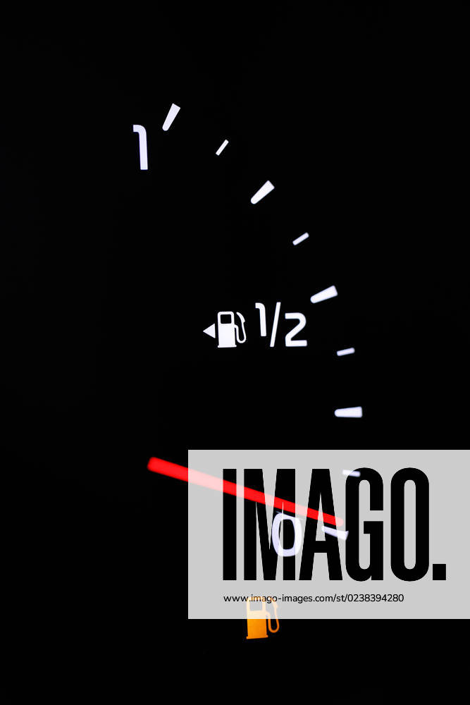 Tankanzeige im Auto, Tank fast leer fuel gage in a car, tank nearly empty BLWS682223