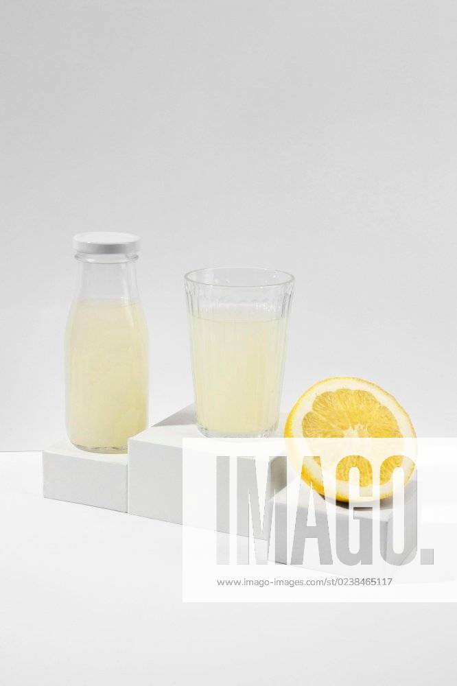 Delicious lemon juice glass bottle; Köstlich Zitrone Saft Glas Flasche IST_35069_73890