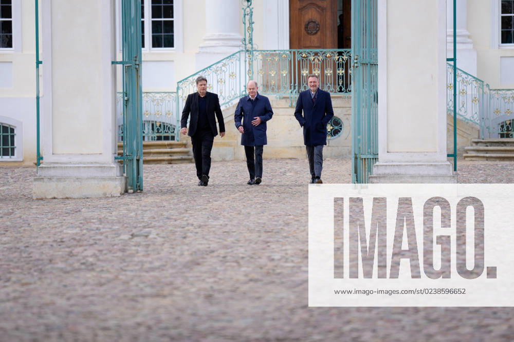 Kabinettklausur auf Schloss Meseberg Aktuell, 06.03.2023 Schloss Meseberg, Bundesfinanzminister Christian Lindner (FDP) gemeinsam mit Bundeskanzler Olaf Scholz (SPD) und Wirtschafts- und Klimaminister Robert Habeck (Gruene) auf dem Weg zur Pressekonferenz nach der Klausurtagung des Bundeskabinetts und dem Schloss Meseberg im Hintergrund Meseberg Brandenburg