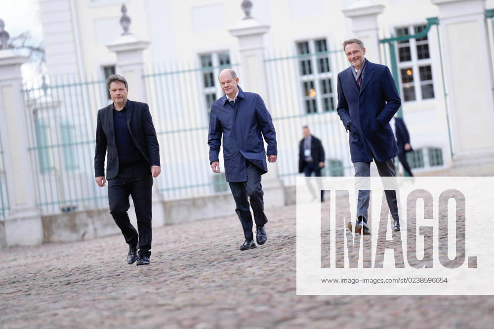 Kabinettklausur auf Schloss Meseberg Aktuell, 06.03.2023 Schloss Meseberg, Bundesfinanzminister Christian Lindner (FDP) gemeinsam mit Bundeskanzler Olaf Scholz (SPD) und Wirtschafts- und Klimaminister Robert Habeck (Gruene) auf dem Weg zur Pressekonferenz nach der Klausurtagung des Bundeskabinetts und dem Schloss Meseberg im Hintergrund Meseberg Brandenburg
