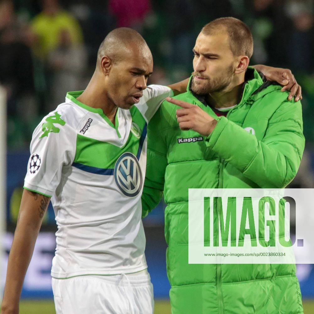 Fußball, UEFA Champions League, VfL Wolfsburg - Real Madrid CF; Naldo (Wolfsburg, 25) und Bas Dost (Wolfsburg, 12) Jubel nach dem Spiel, Jubel über den Sieg, Freude, Emotion, Jubel bedankt sich bei Fans, Dank, bedanken, feiern.