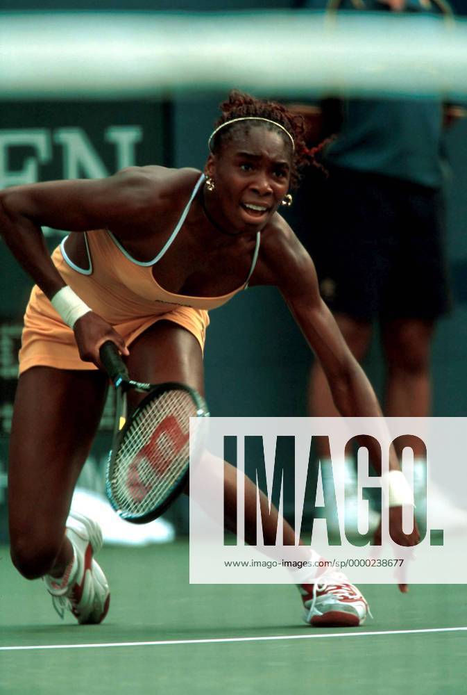 Venus Williams (USA) geht in die Knie Tennis Damen US Open 2000, Grand Slam, WTA-Tour, Hartplatz, Hardcourt, Hartplatzturnier, Hartplatztennis Einzelbild Flushing Meadow New York Dynamik,