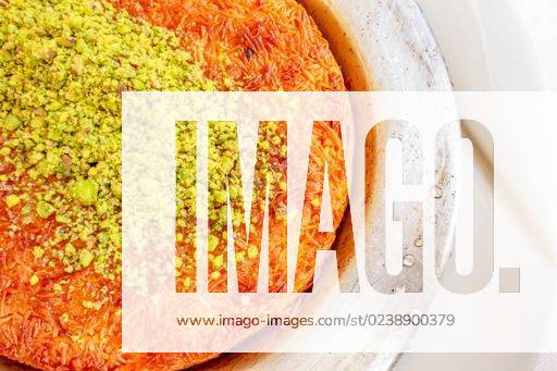 IMAGO Creative, Food, Künefe A plate of fresh Kunefe, sweet cheese pastry from Turkish cuisine *** einer Teller des Frisch Kunefe, suesse Käse Mehlspeise von türkisch cuisine 10165891
