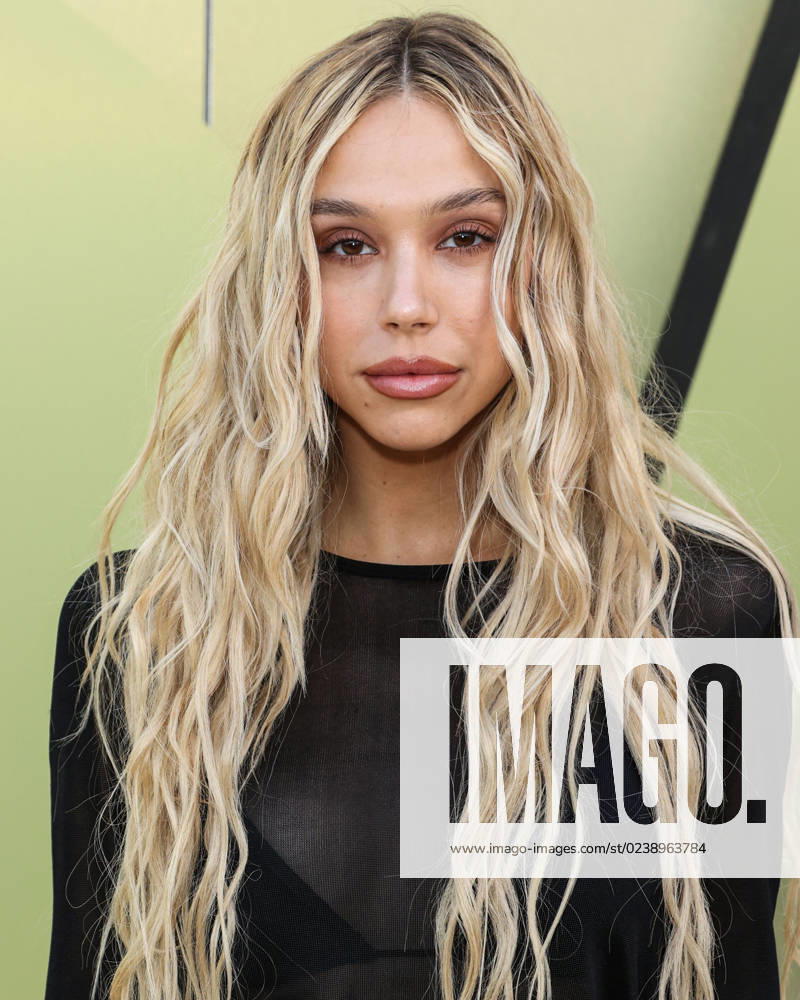 Versace Fall Winter 2023 Fashion Show American media personality Alexis Ren arrives at the Versace Fall Winter 2023 Fashion Show held at the Pacific Design Center on March 9, 2023 in West Hollywood, Los Angeles, California, United States. Pacific Design Center, West Hollywood, Los Angeles, California California United States