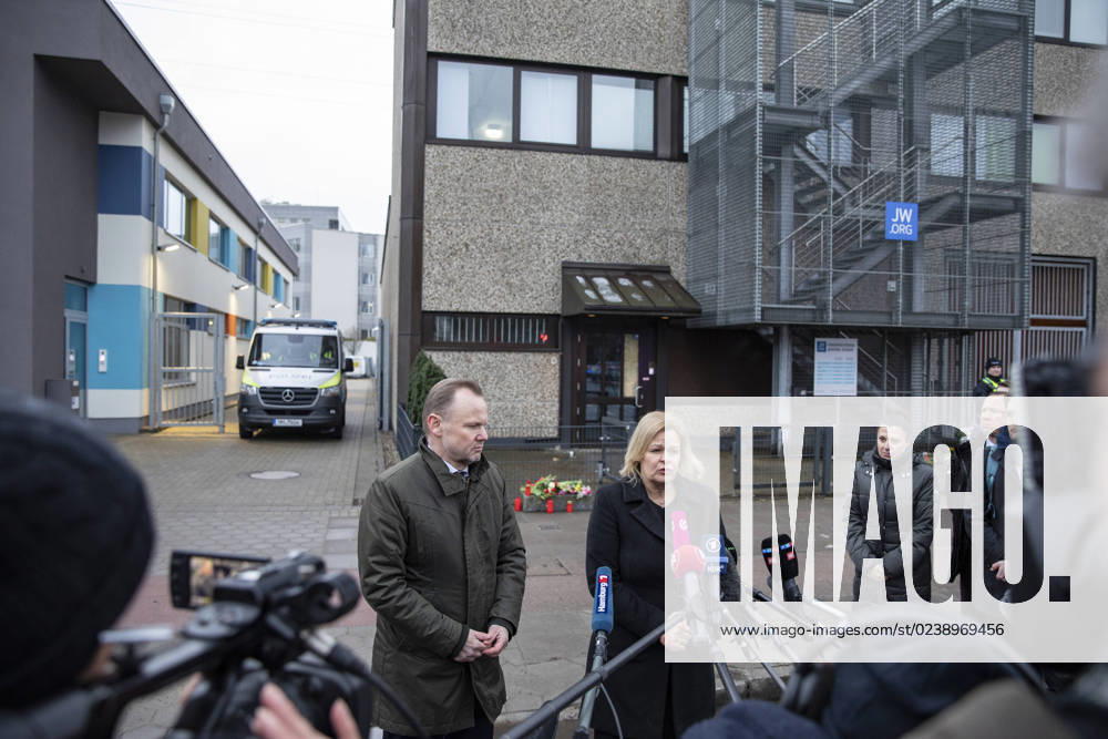 KW10 Bundesinnenministerin Nancy Faeser (SPD) und der Innensenator von Hamburg, Andy Grote, besuchen am Freitagnachmittag (10.03.2023) den Hamburger Tatort im Stadtteil Gross Borstel nach den toedlichen Schuessen in einem Gebetshaus der Zeugen Jehovas, um dort der Opfer zu gedenken und mit Einsatzkraeften ins Gespraech zu kommen. Sie sprach Opfern, Angehoerigen, Freunden und Bekannten ihr Mitgefuehl aus. Den Verletzten wuenschte sie baldige Genesung . Ein Amoklaeufer hat in Hamburg in einem Gemeindehaus der Zeugen Jehovas sieben Menschen und sich selbst erschossen. (Siehe epd-Meldung vom 10.03.2023)