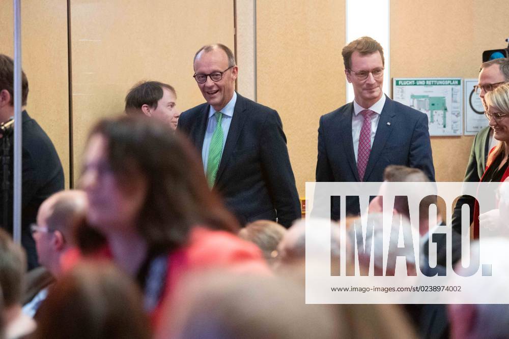 Friedrich MERZ, CDU-Vorsitzender, Hendrik WUEST, Wüst, CDU, Ministerpraesident des Landes Nordrhein-Westfalen, betreten den Saal, Regionalkonferenz zum Neuen Grundsatzprogramm der CDU in Muenster