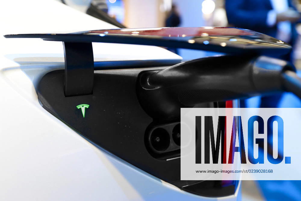 Lucid Motors And Tesla Motors Shows His Newest Technologies In The Mobile World Congress 23 BARCELONA, SPAIN - MARCH 11: A Tesla Model S, the newest model of the S series of the American multinational automotive and clean energy company, charge port light lit in green indicating that the car is fully charged, exhibited during the Mobile World Congress 2023 on March 11, 2023, in Barcelona, Spain. Barcelona Catalonia Spain