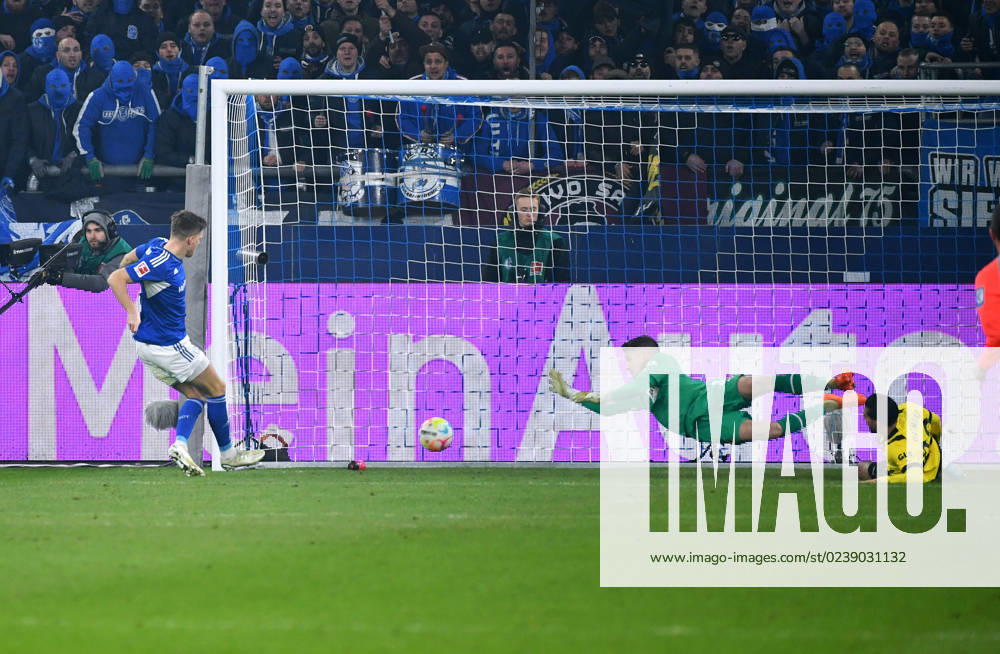 Fussball, Bundesliga, Deutschland, Herren, Saison 2022 2023, 24. Spieltag, VELTINS Arena Gelsenkirchen: FC Schalke 04 - Bor. Dortmund; Marius Bülter (S04) erzielt das Tor zum 1:1 gegen Alexander Meyer (BVB). Aktion DFB DFL REGULATIONS PROHIBIT ANY USE OF PHOTOGRAPHS AS IMAGE SEQUENCES AND OR QUASI-VIDEO