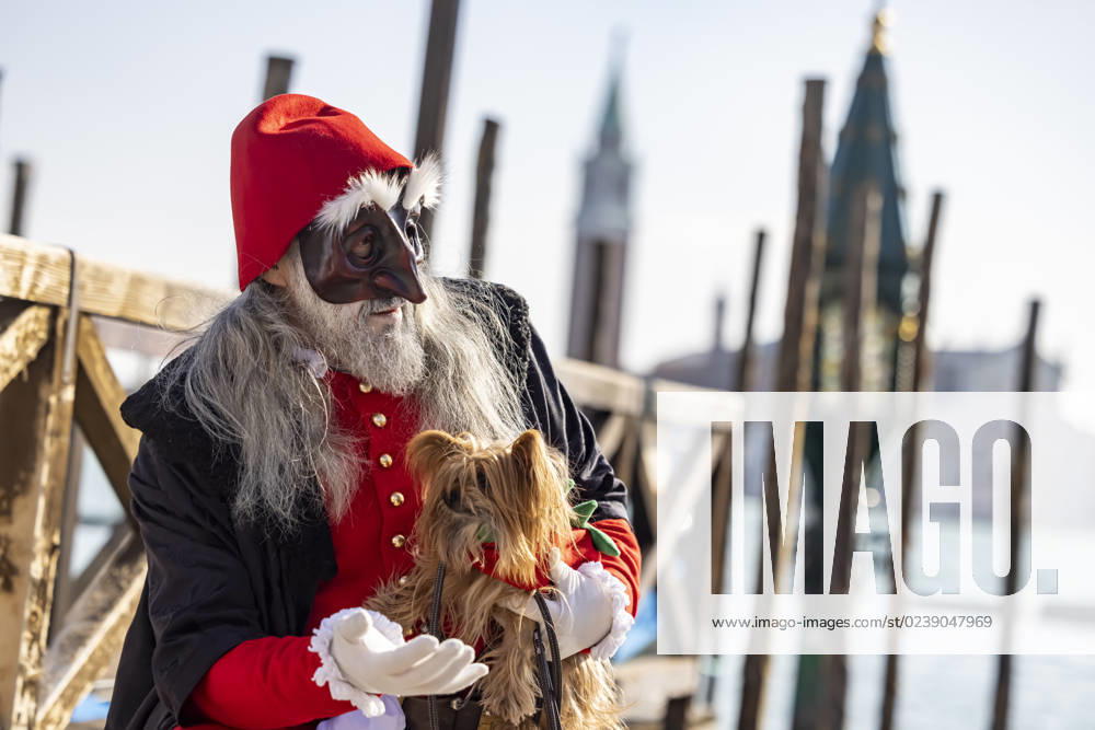 IMAGO Creative, Gesellschaft, Fasching Karneval in Venedig, Maskenträger in der Stadt, Venedig, Italien, Europa