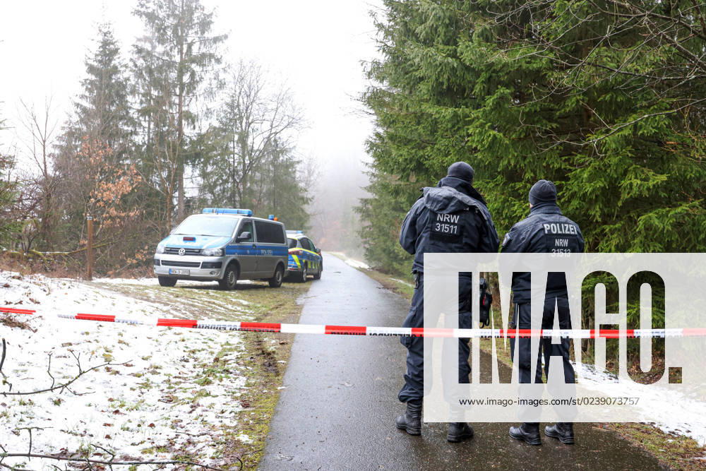 Inzwischen herrscht traurige Gewissheit. Bei der am Sonntag gefundenen Leiche handelt es sich um die 12-jaehrige (jährige) Luise F. aus Freudenberg die seit Samstagabend vermisst wurde. Der Fundort der Leiche wurde weitraeumig (weiträumig) abgesperrt. Grosseinsatz am 12.03.2023 in Freudenberg Deutschland.