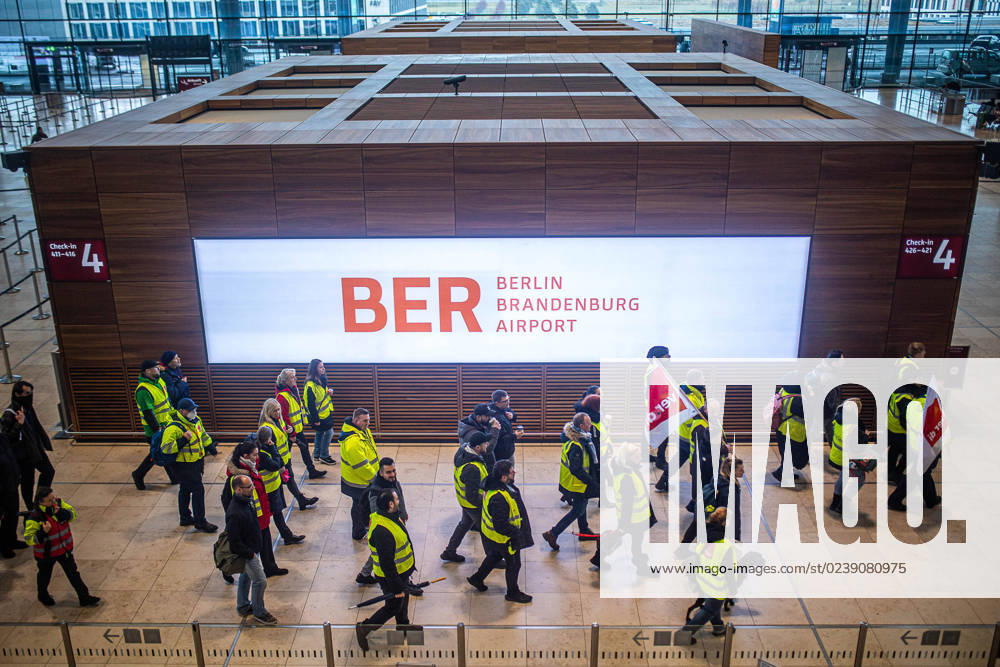Ein Warnstreik der verdi legt am 13. März 2023 den Flughafen Berlin Brandenburg lahm. Beschäftige des Flughafens streiken im Terminal. Warnstreik am BER